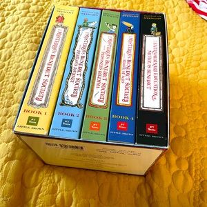 Paperback collection the mysterious Benedict society, almost new